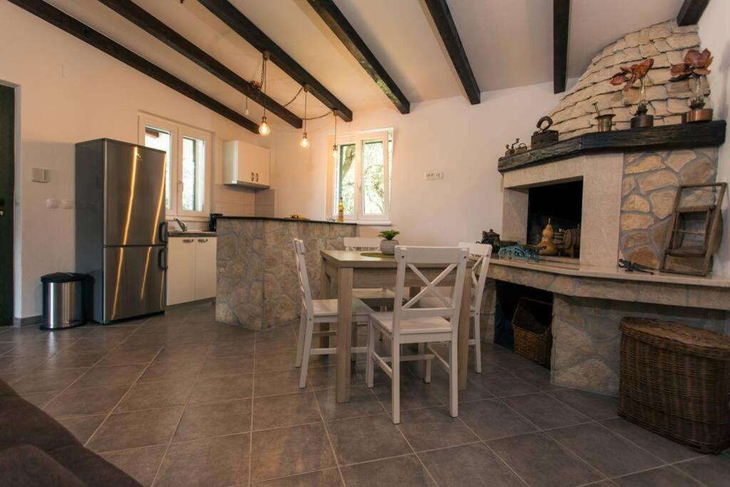 Lodge Jomi Kaštel Novi Extérieur photo